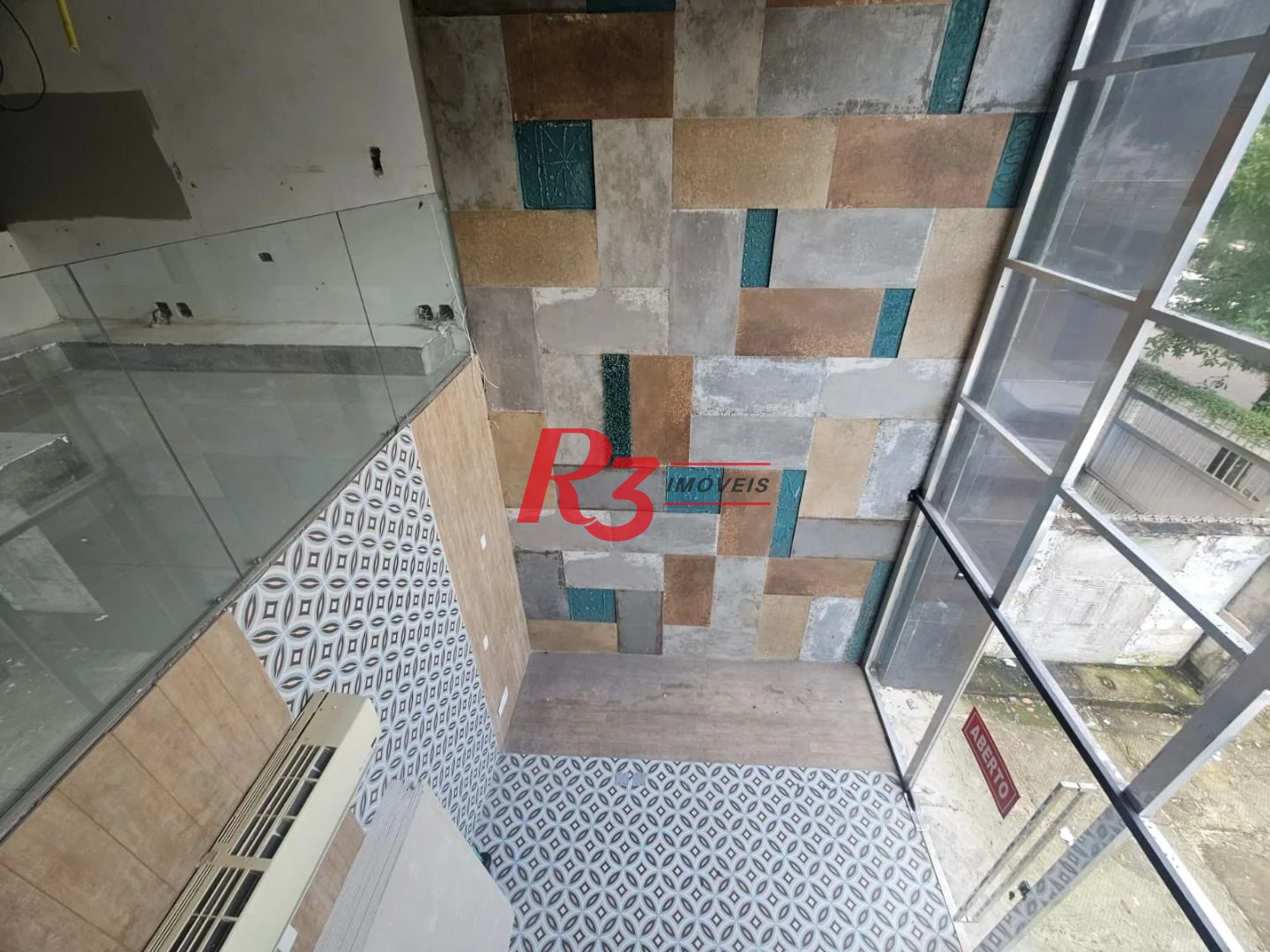 Loja Comercial com Mezanino para Alugar com 570m² – Embaré, Santos/SP.