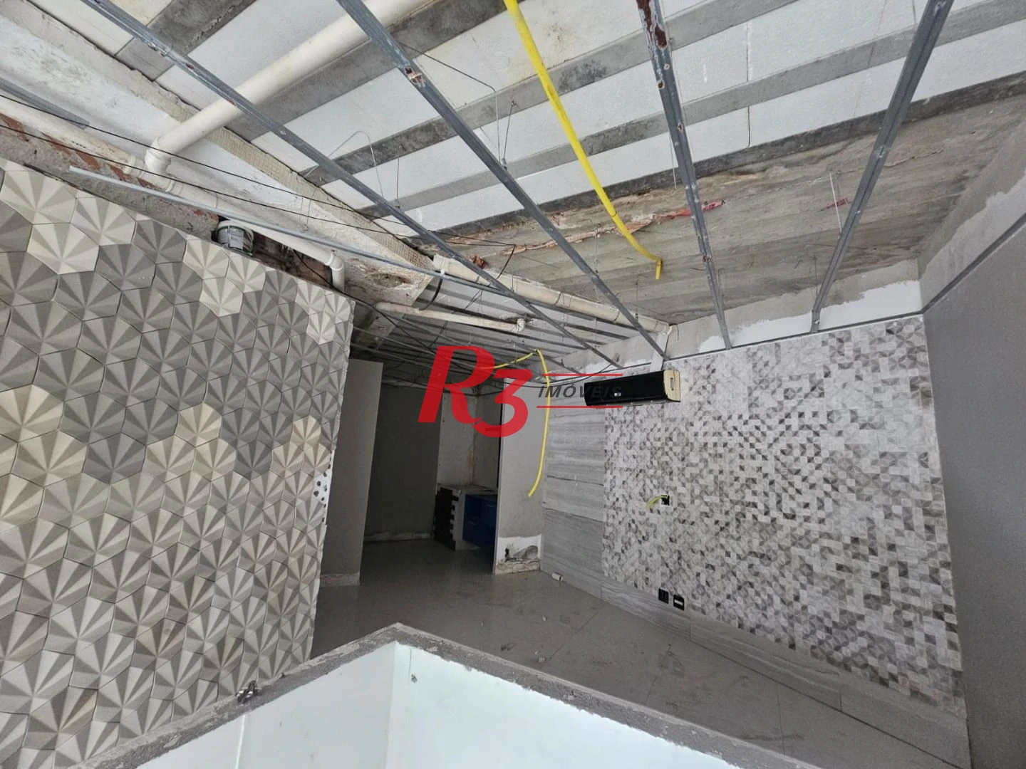 Loja Comercial com Mezanino para Alugar com 570m² – Embaré, Santos/SP.