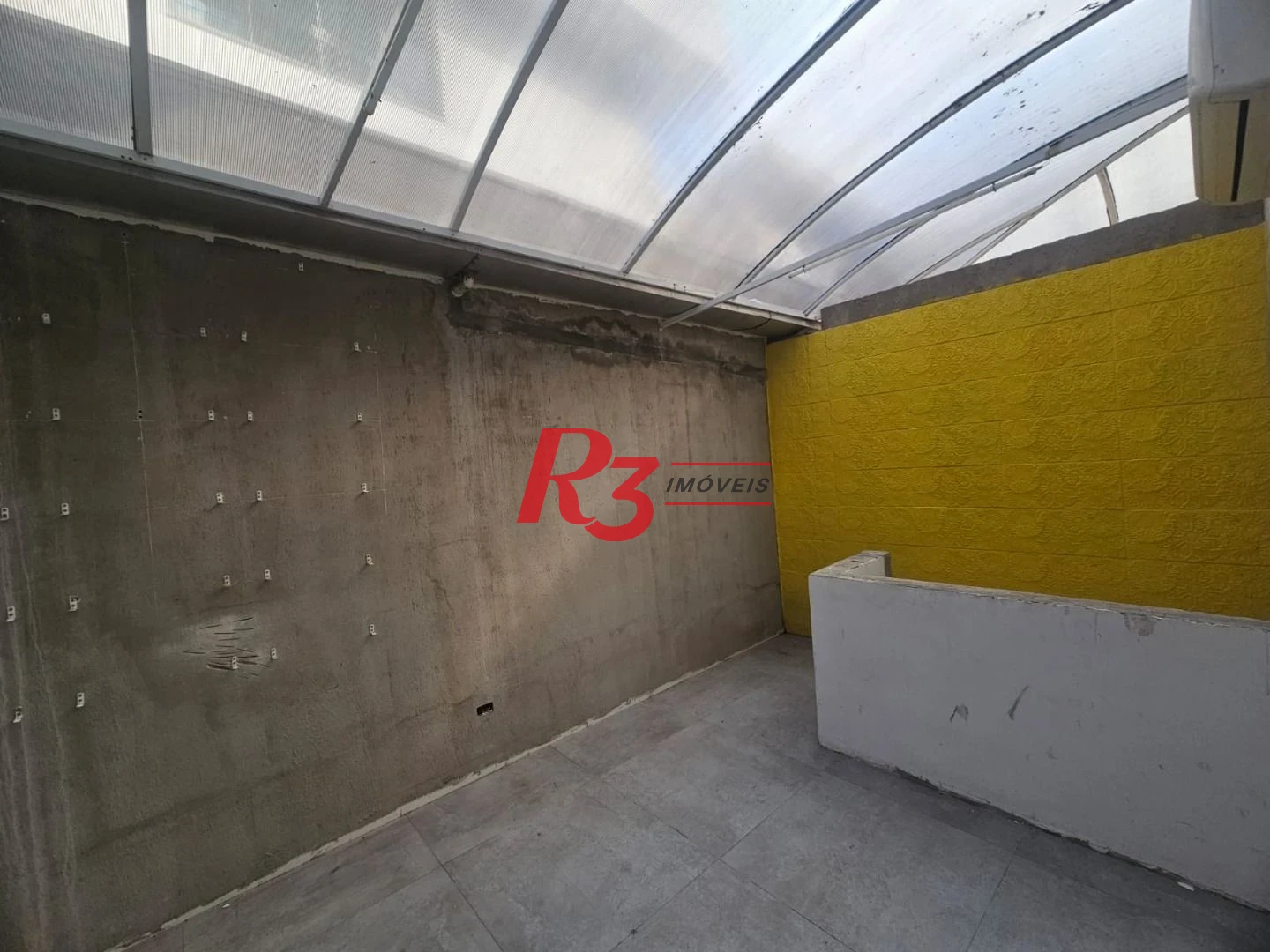 Loja Comercial com Mezanino para Alugar com 570m² – Embaré, Santos/SP.
