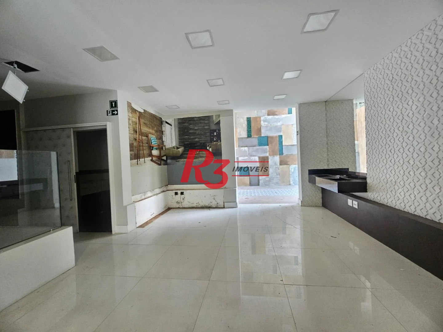 Loja Comercial com Mezanino para Alugar com 570m² – Embaré, Santos/SP.