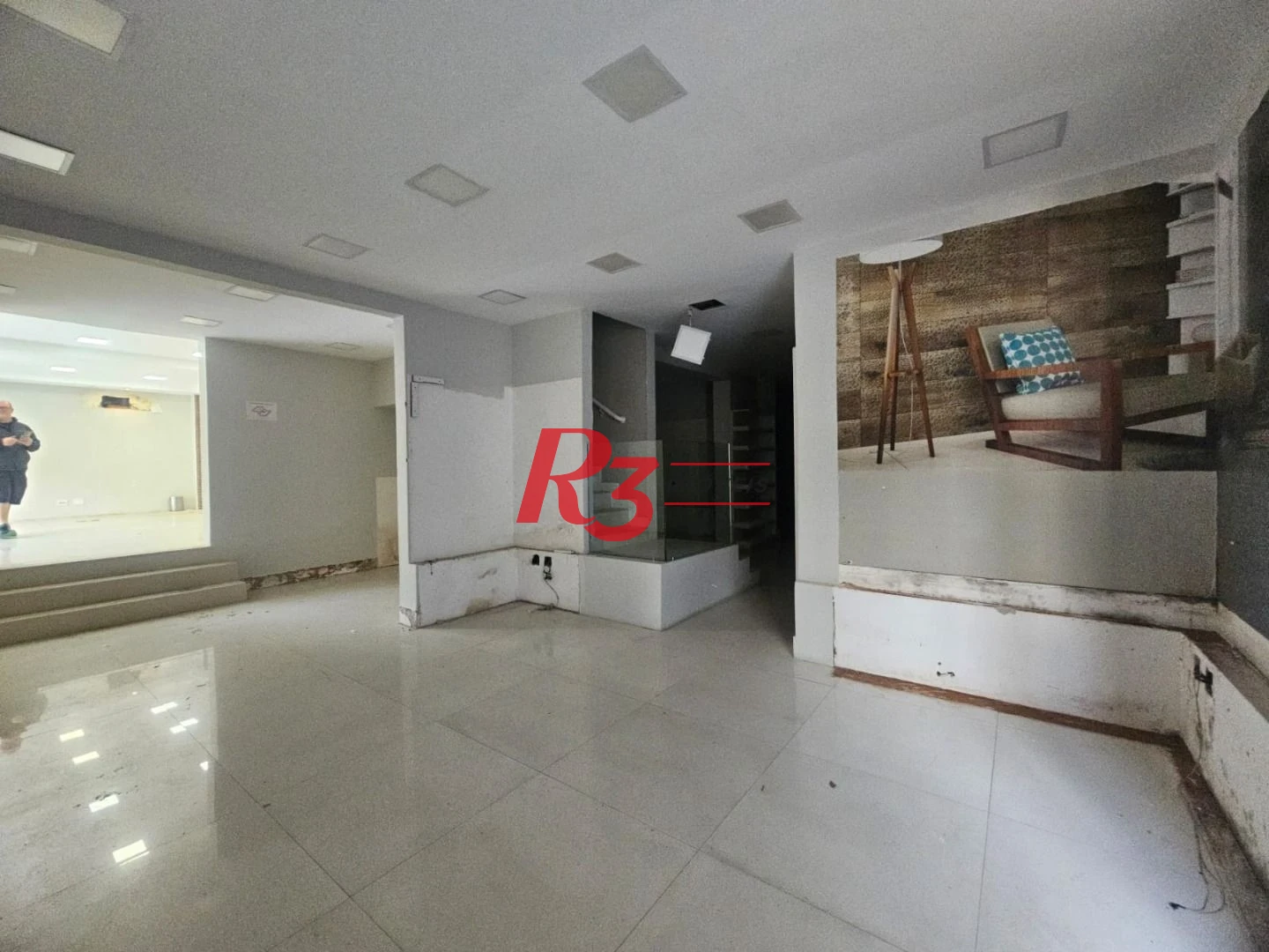 Loja Comercial com Mezanino para Alugar com 570m² – Embaré, Santos/SP.