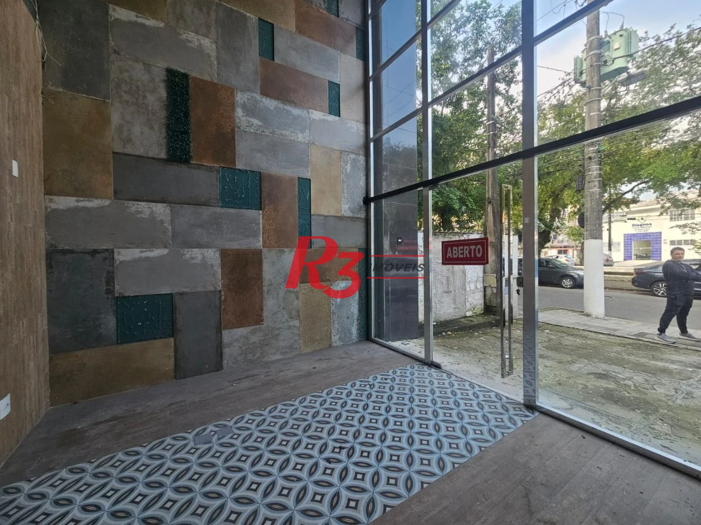 Loja Comercial com Mezanino para Alugar com 570m² – Embaré, Santos/SP.