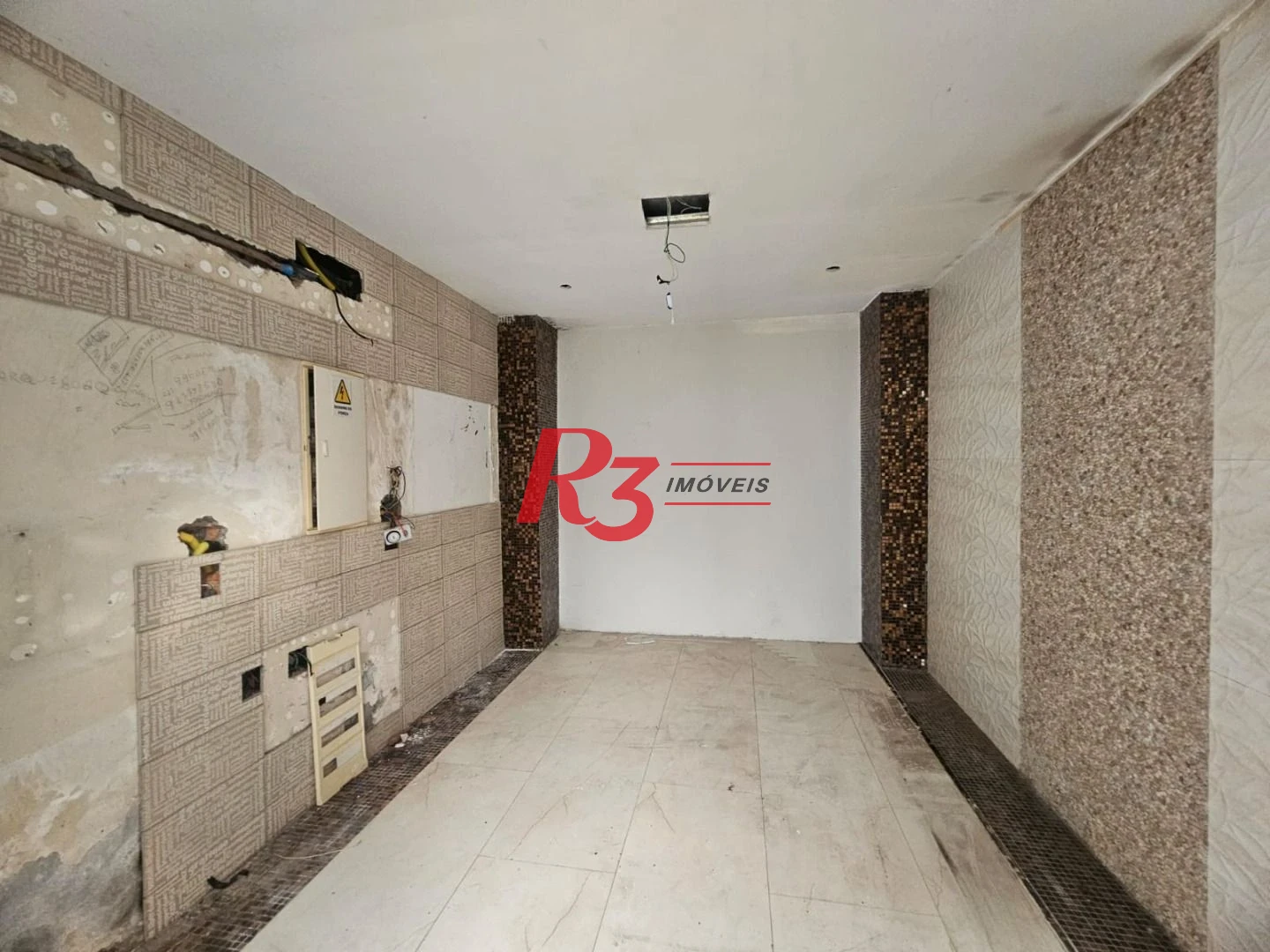 Loja Comercial com Mezanino para Alugar com 570m² – Embaré, Santos/SP.