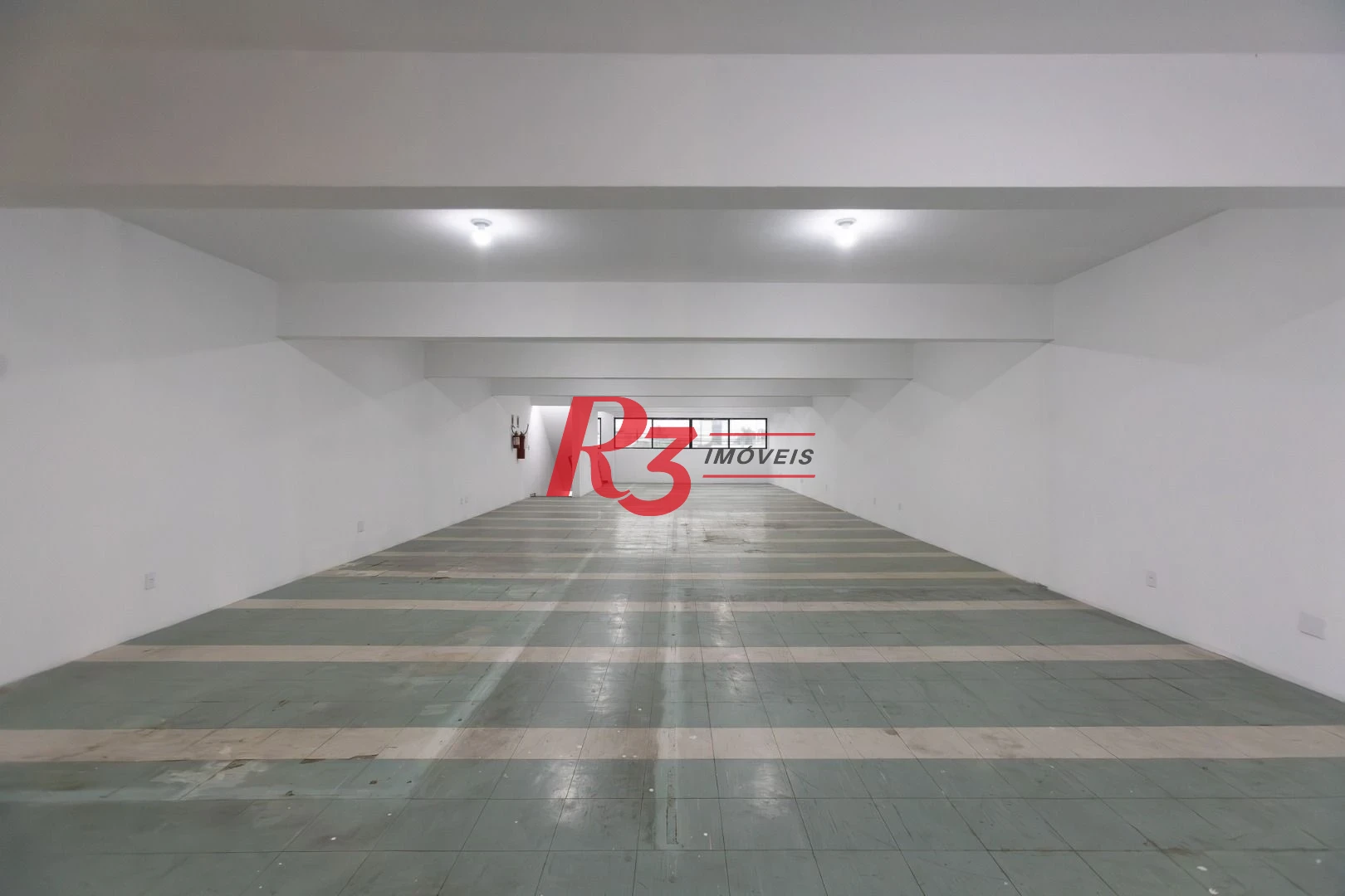 Prédio para alugar, 600 m² - Paquetá - Santos/SP