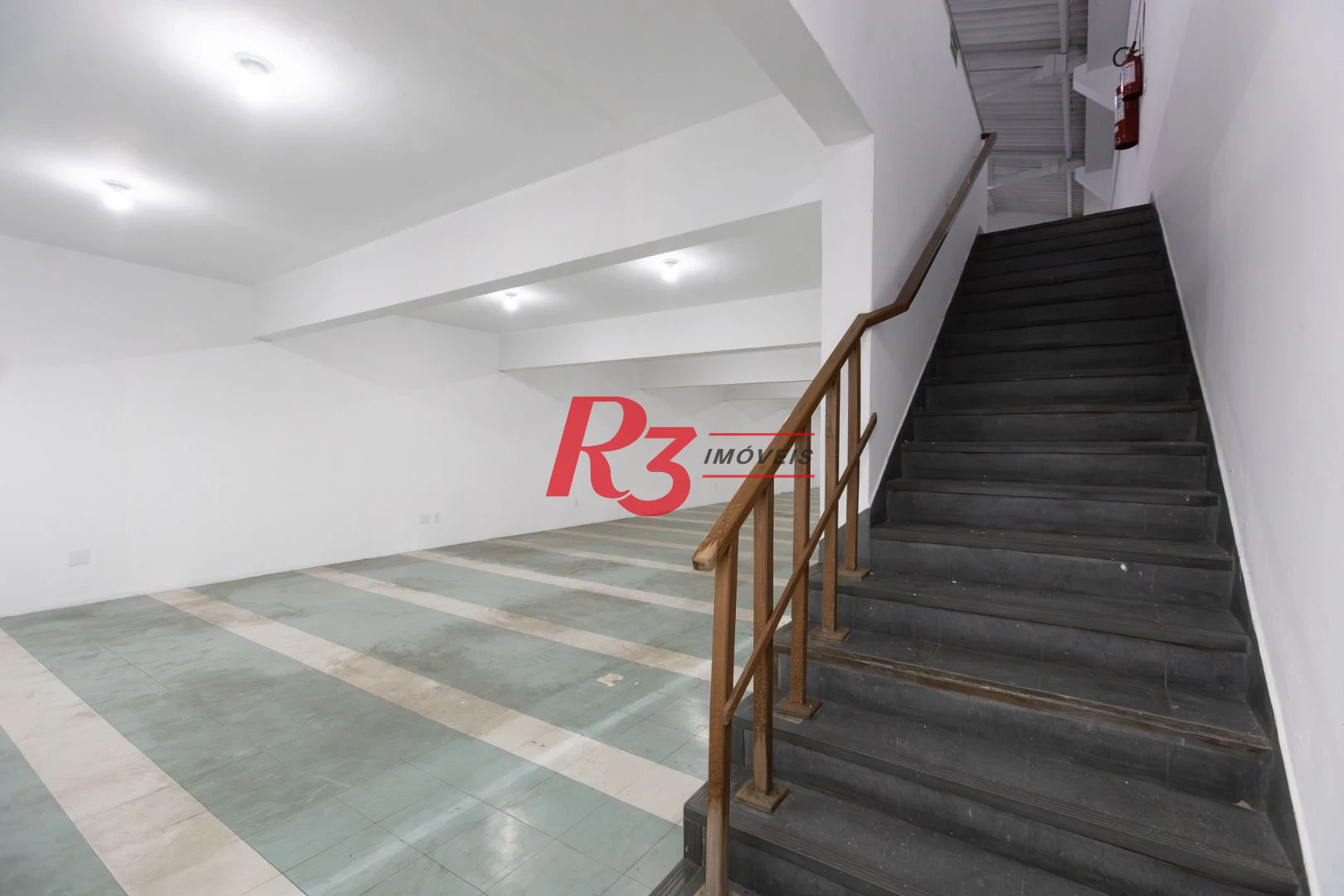 Prédio para alugar, 600 m² - Paquetá - Santos/SP