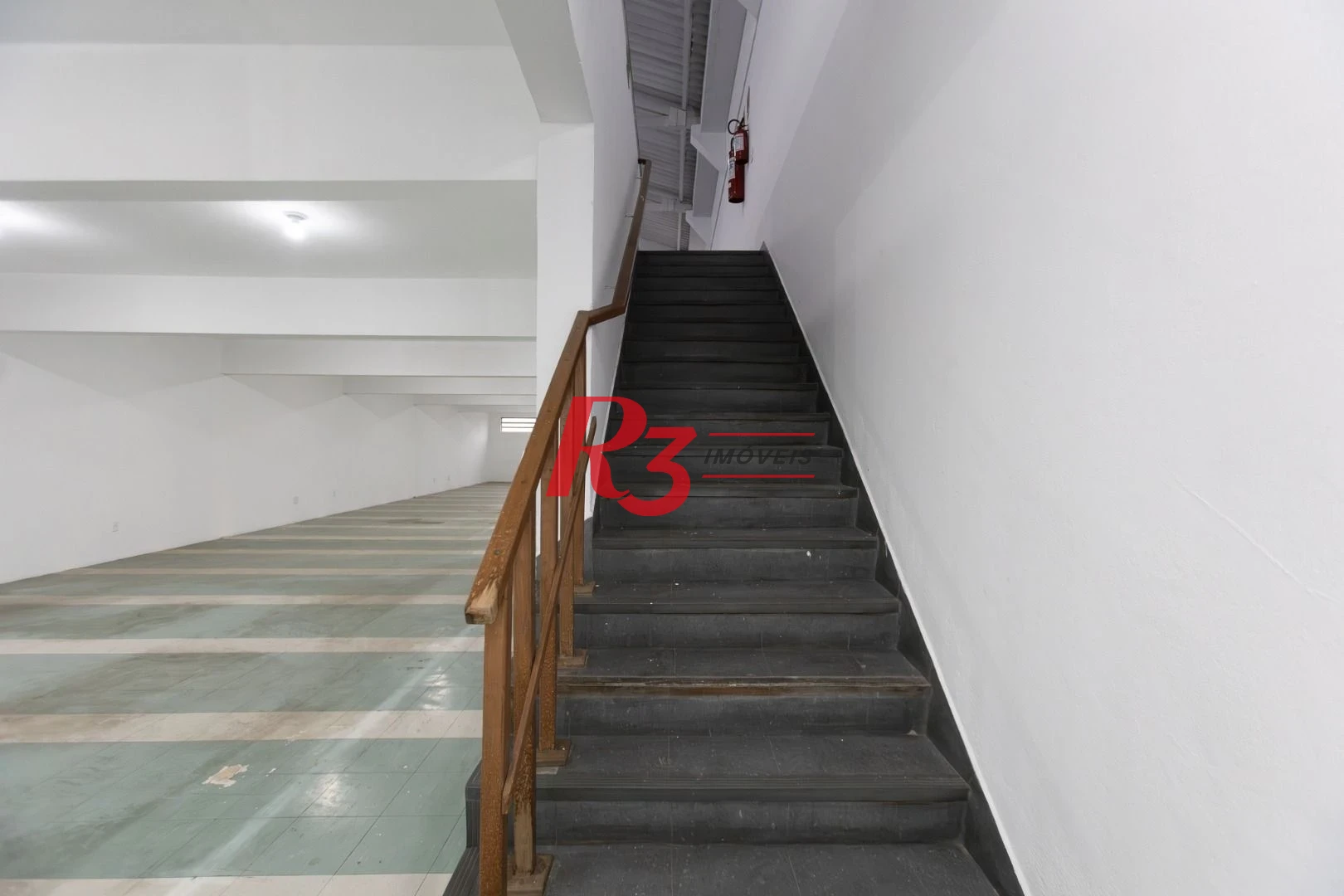 Prédio para alugar, 600 m² - Paquetá - Santos/SP