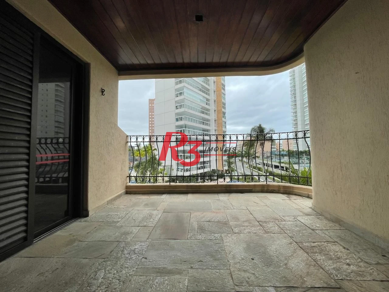 Apartamento com 3 dormitórios à venda, 117 m² por R$ 750.000,00 - Jardim das Conchas - Guarujá/SP