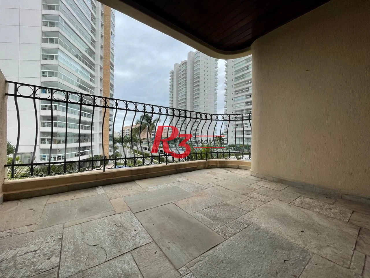 Apartamento com 3 dormitórios à venda, 117 m² por R$ 750.000,00 - Jardim das Conchas - Guarujá/SP