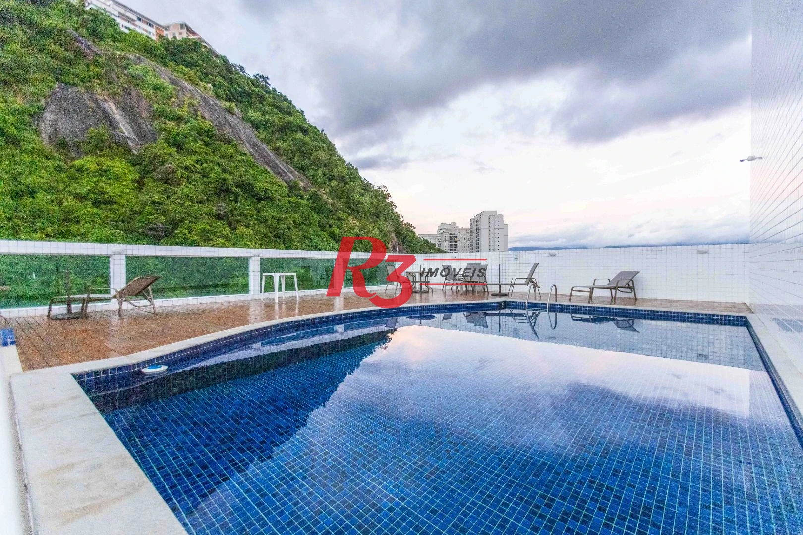 Apartamento com 2 dormitórios à venda, 68 m² por R$ 670.000,00 - Marapé - Santos/SP