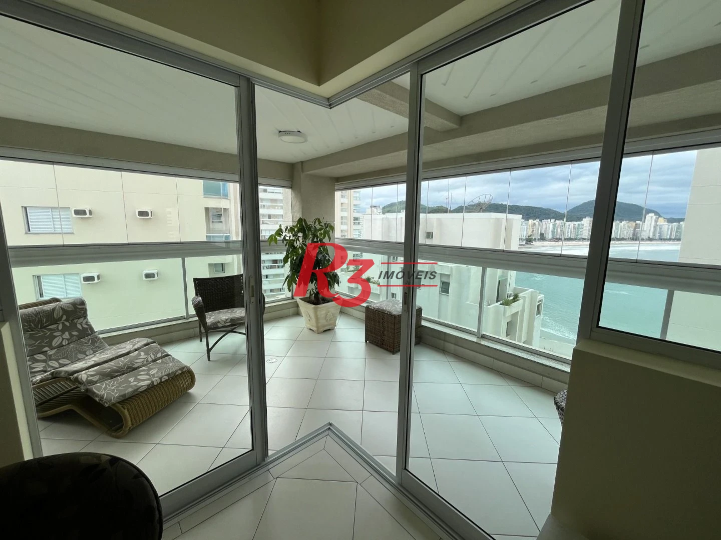 Apartamento com 3 dormitórios para alugar, 156 m² por R$ 10.000,00/mês - Astúrias - Praia - Guarujá/SP
