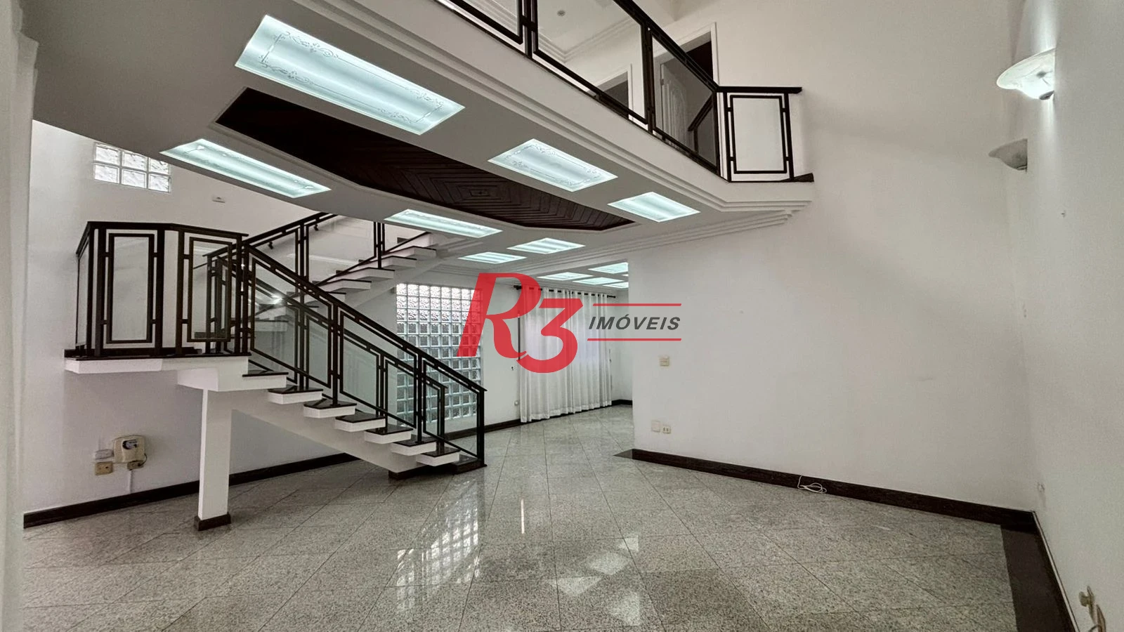 Sobrado com 3 dormitórios à venda, 329 m² por R$ 2.650.000,00 - Ponta da Praia - Santos/SP
