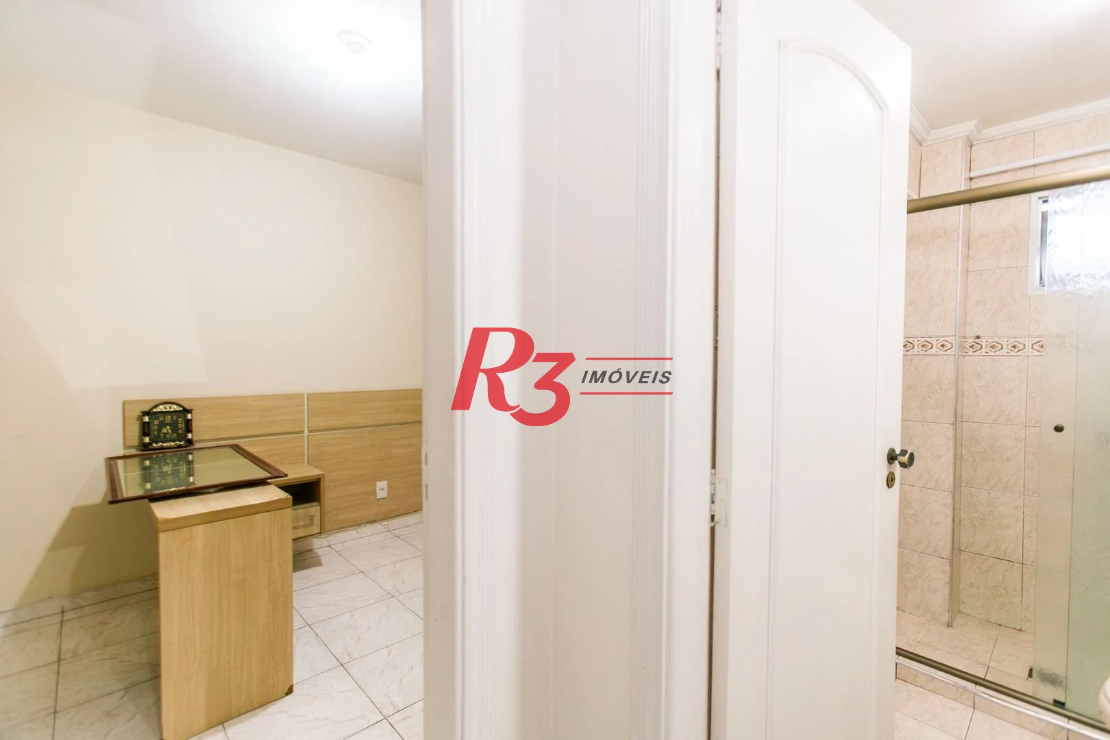 Apartamento com 1 dormitório para alugar, 50 m² - Vila Matias - Santos/SP.  R$3.000,00 Pacote