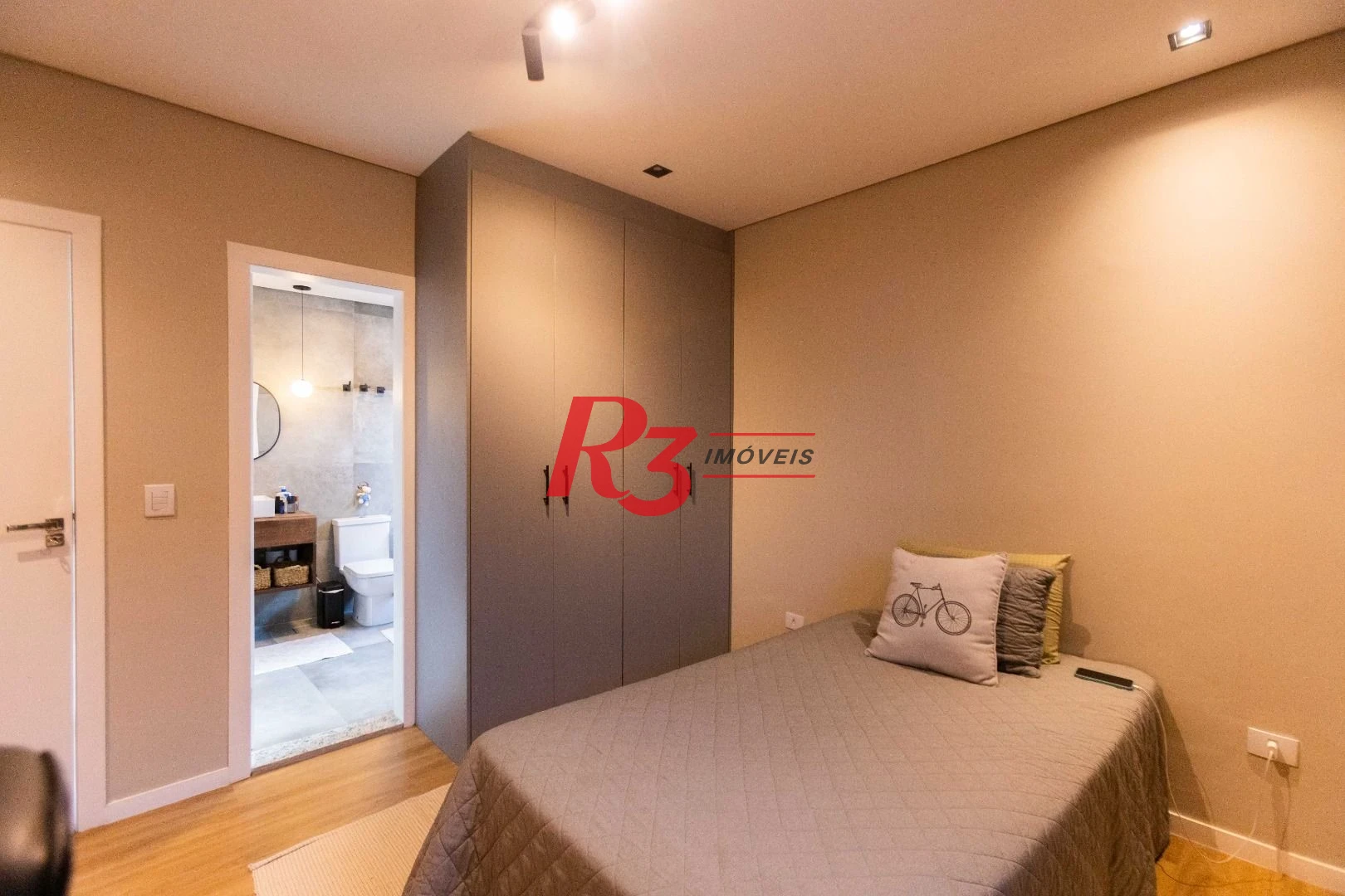 Sobrado com 3 dormitórios à venda, 290 m² por R$ 3.990.000,00 - Ponta da Praia - Santos/SP