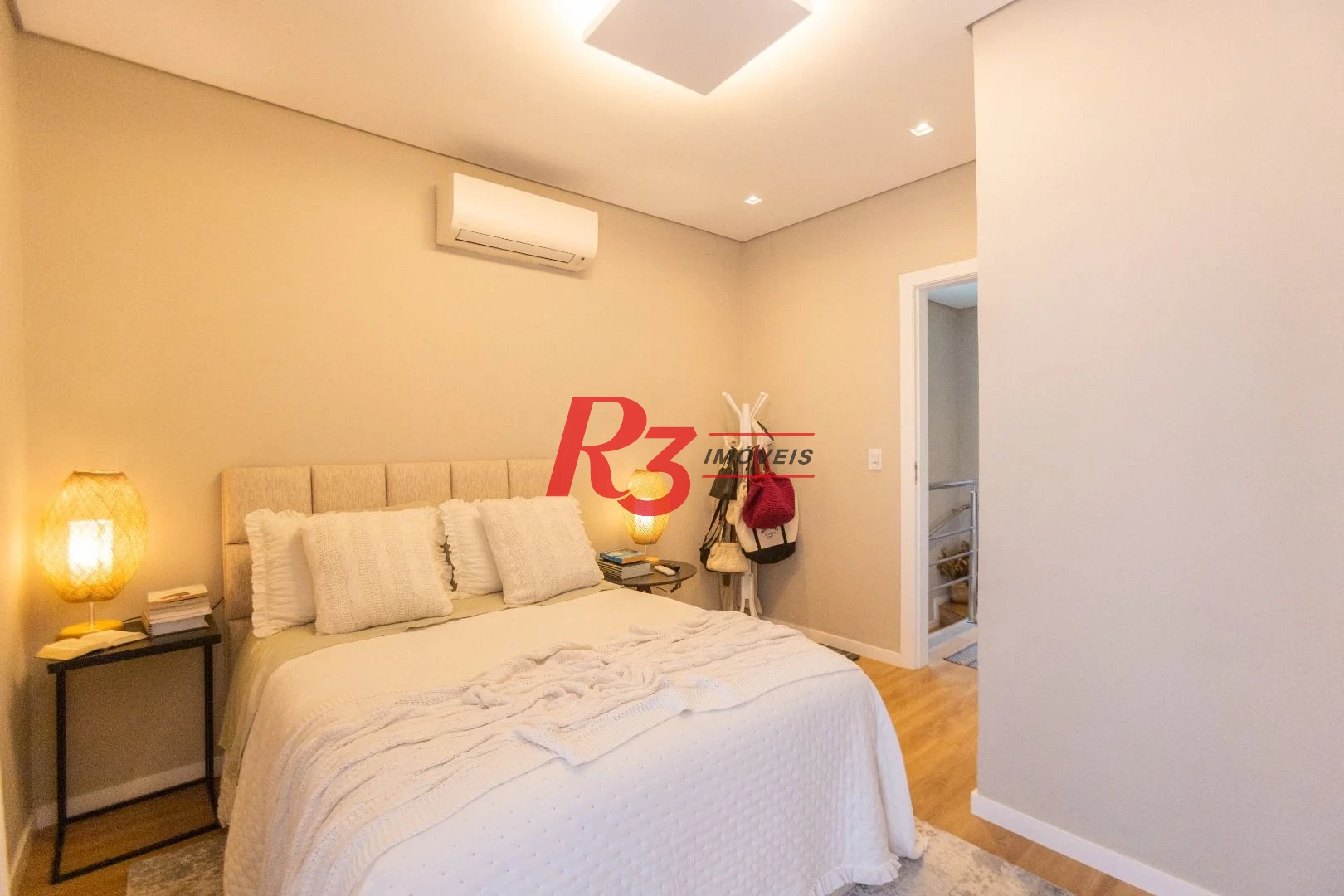 Sobrado com 3 dormitórios à venda, 290 m² por R$ 3.990.000,00 - Ponta da Praia - Santos/SP