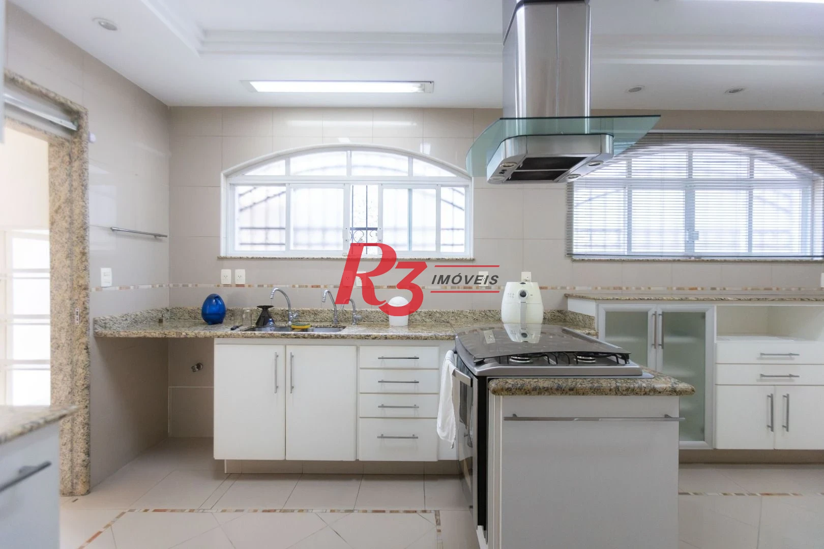 Casa com 4 dormitórios à venda, 303 m² por R$ 4.250.000,00 - Ponta da Praia - Santos/SP
