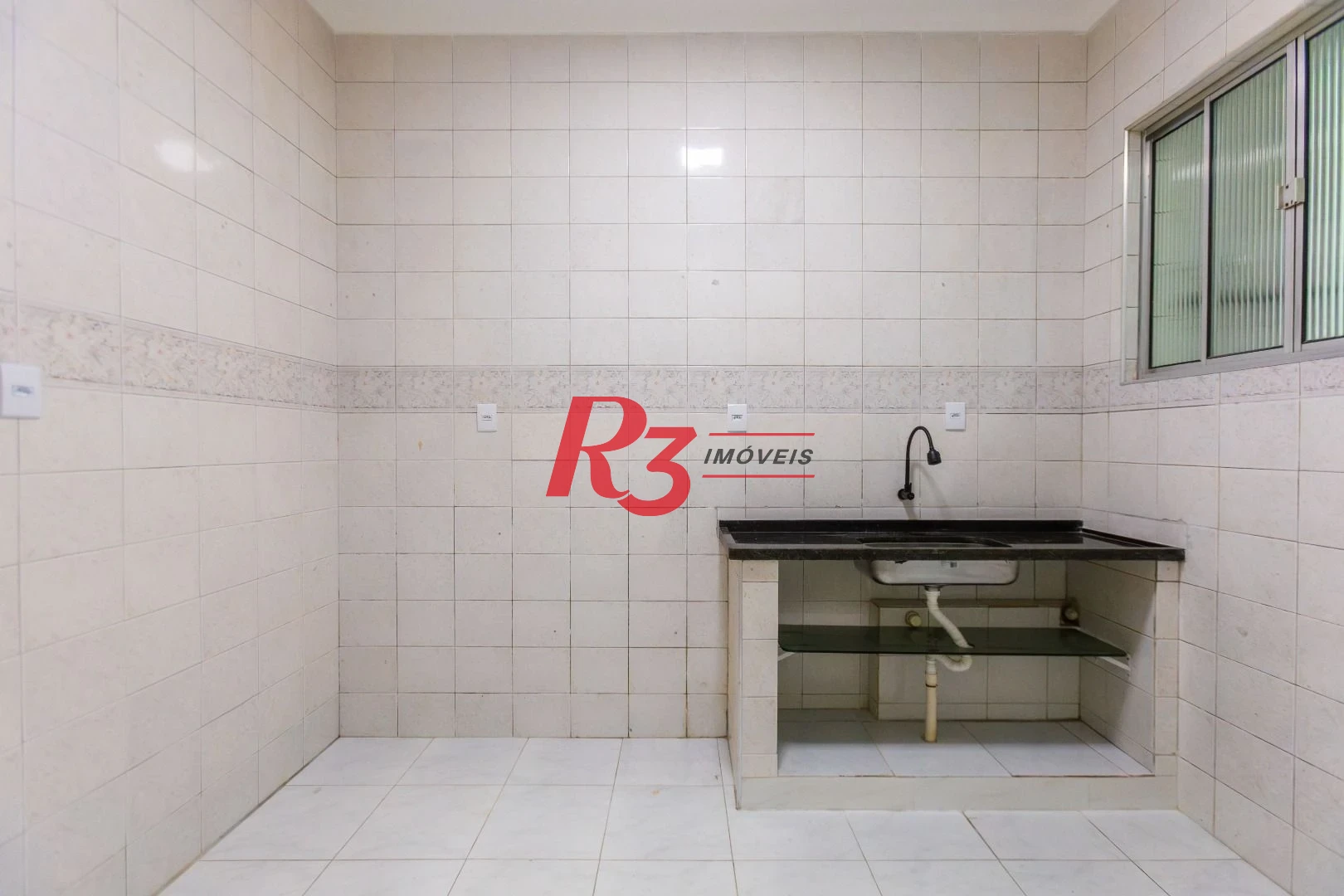 Apartamento com 2 dormitórios à venda, 65 m² por R$ 385.000,00 - Embaré - Santos/SP