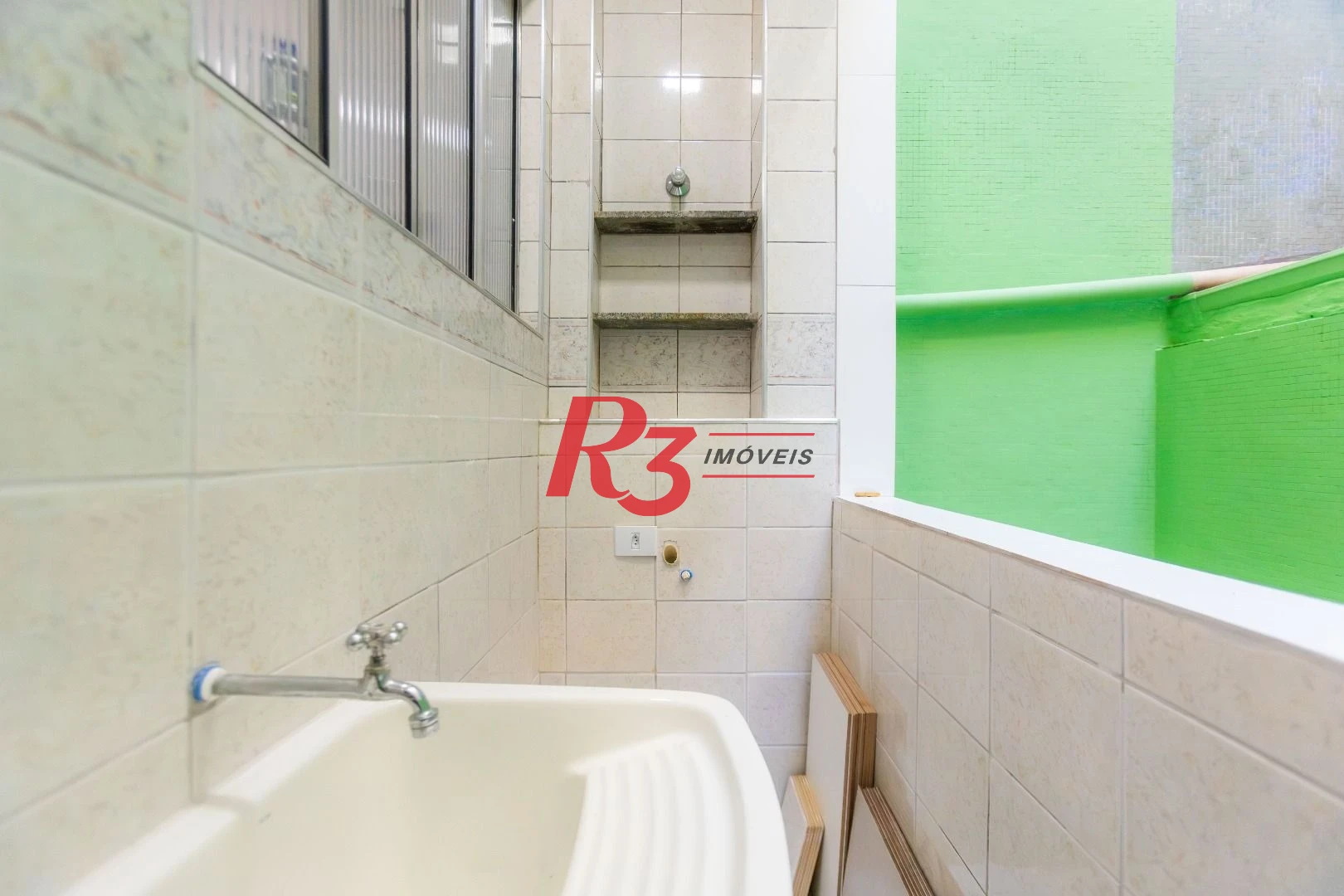 Apartamento com 2 dormitórios à venda, 65 m² por R$ 385.000,00 - Embaré - Santos/SP