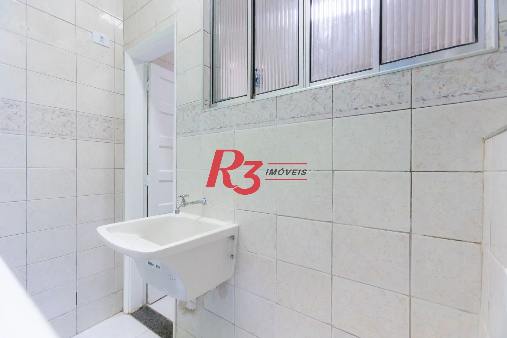 Apartamento com 2 dormitórios à venda, 65 m² por R$ 385.000,00 - Embaré - Santos/SP