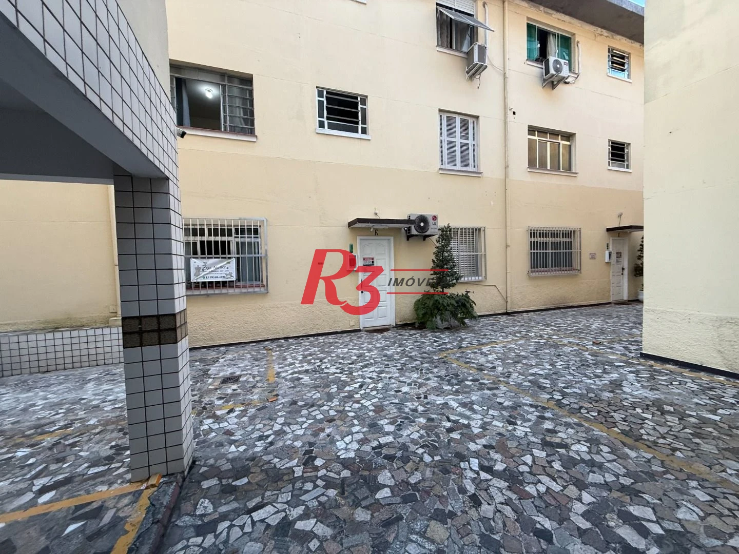 Apartamento com 2 dormitórios à venda, 66 m² por R$ 350.000,00 - Gonzaga - Santos/SP