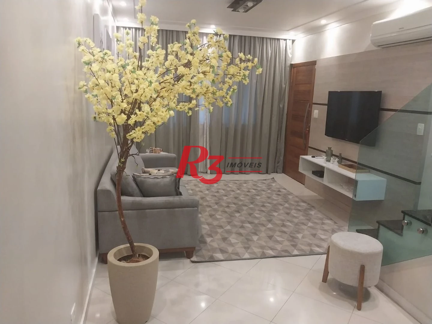Sobrado com 3 dormitórios à venda, 180 m² por R$ 590.000,00 - Vila Mateo Bei - São Vicente/SP