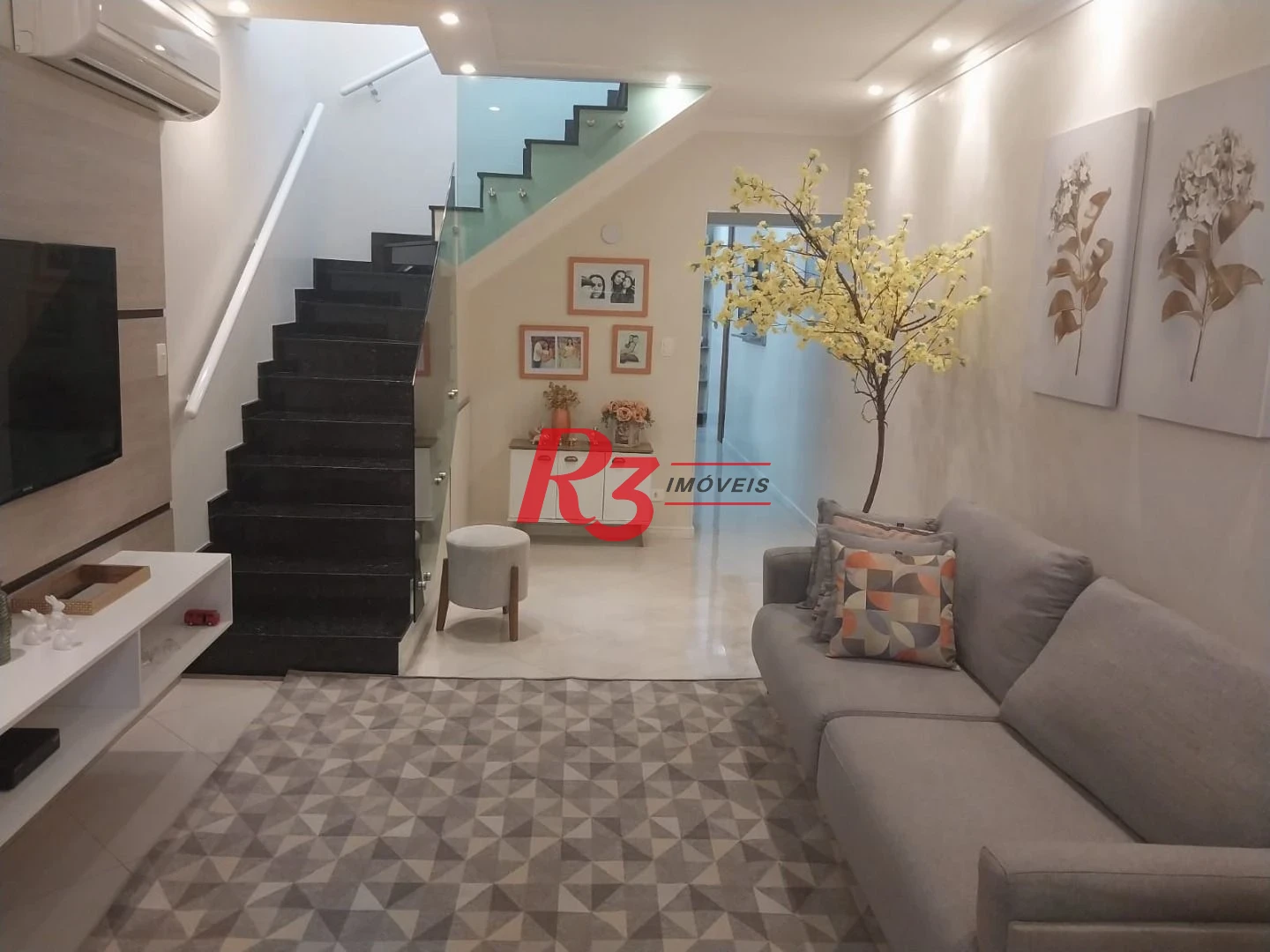 Sobrado com 3 dormitórios à venda, 180 m² por R$ 590.000,00 - Vila Mateo Bei - São Vicente/SP