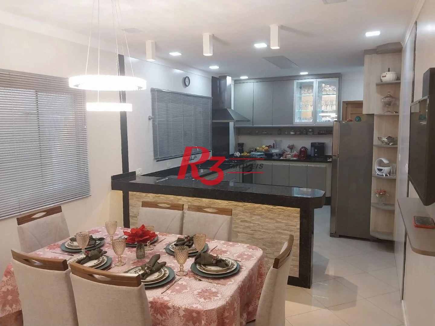 Sobrado com 3 dormitórios à venda, 180 m² por R$ 590.000,00 - Vila Mateo Bei - São Vicente/SP