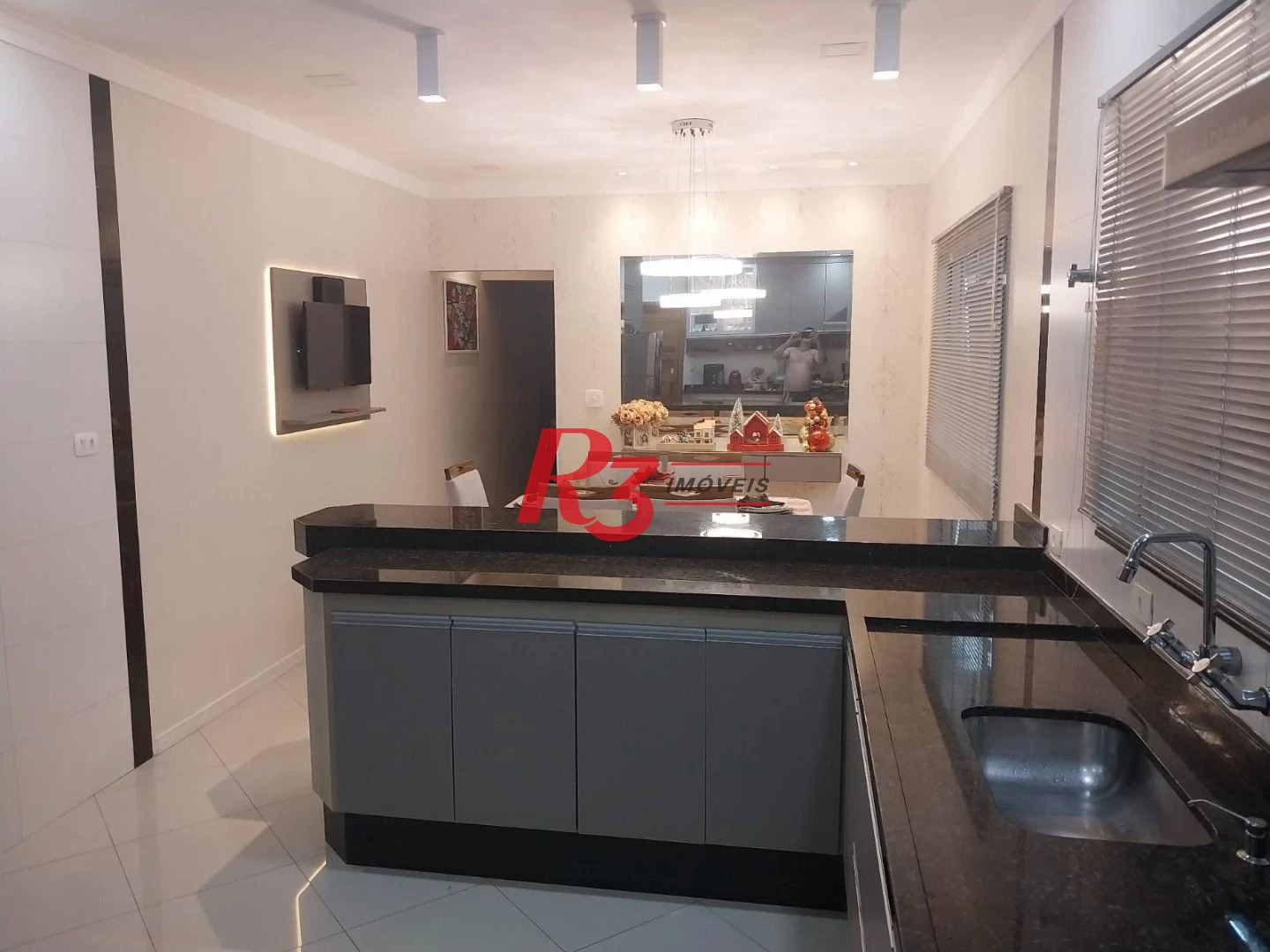 Sobrado com 3 dormitórios à venda, 180 m² por R$ 590.000,00 - Vila Mateo Bei - São Vicente/SP