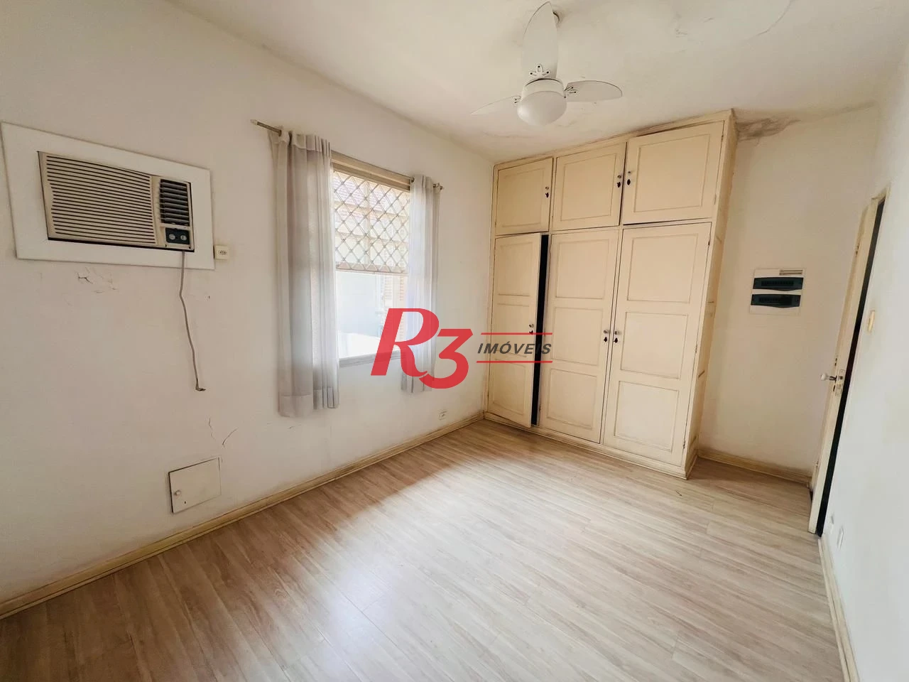 Sobrado com 3 dormitórios à venda, 311 m² por R$ 3.000.000,00 - Embaré - Santos/SP