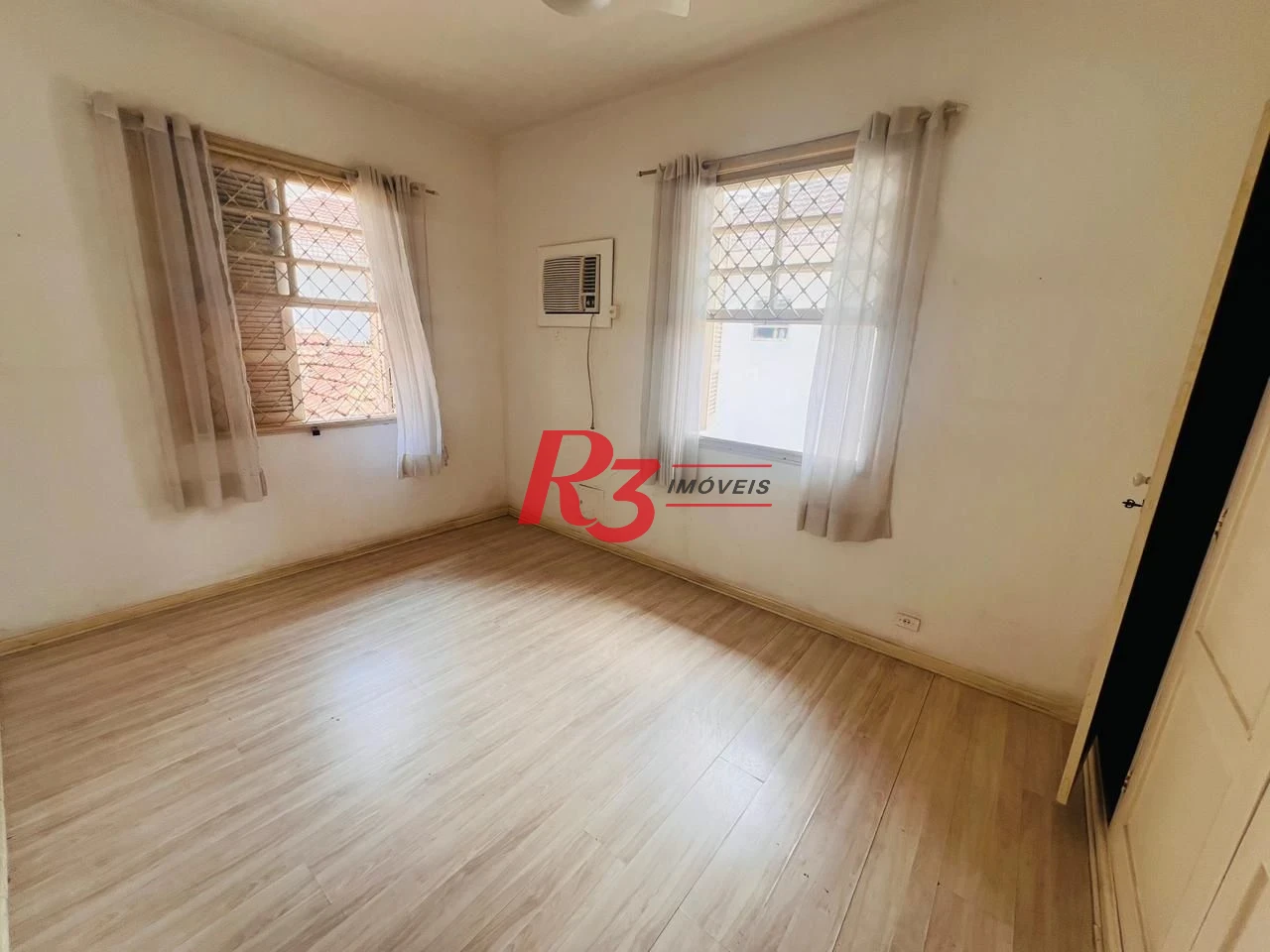 Sobrado com 3 dormitórios à venda, 311 m² por R$ 3.000.000,00 - Embaré - Santos/SP