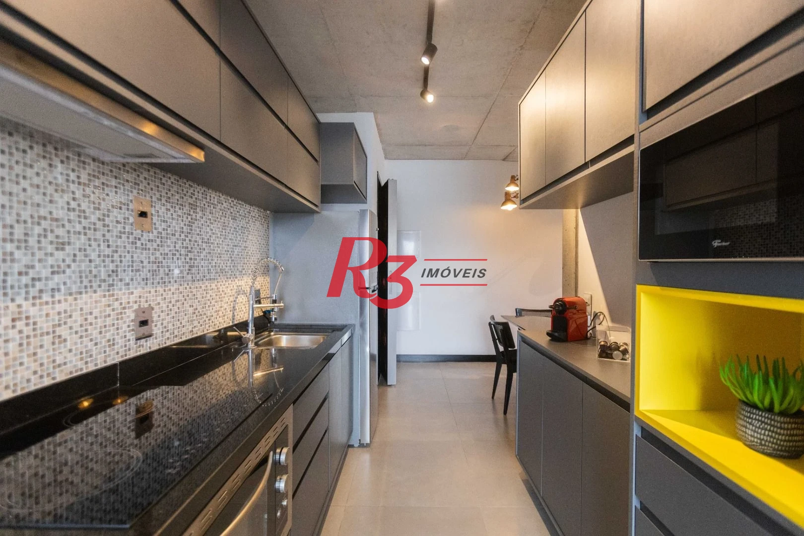 Apartamento com 2 dormitórios à venda, 72 m² por R$ 1.030.000,00 - Embaré - Santos/SP