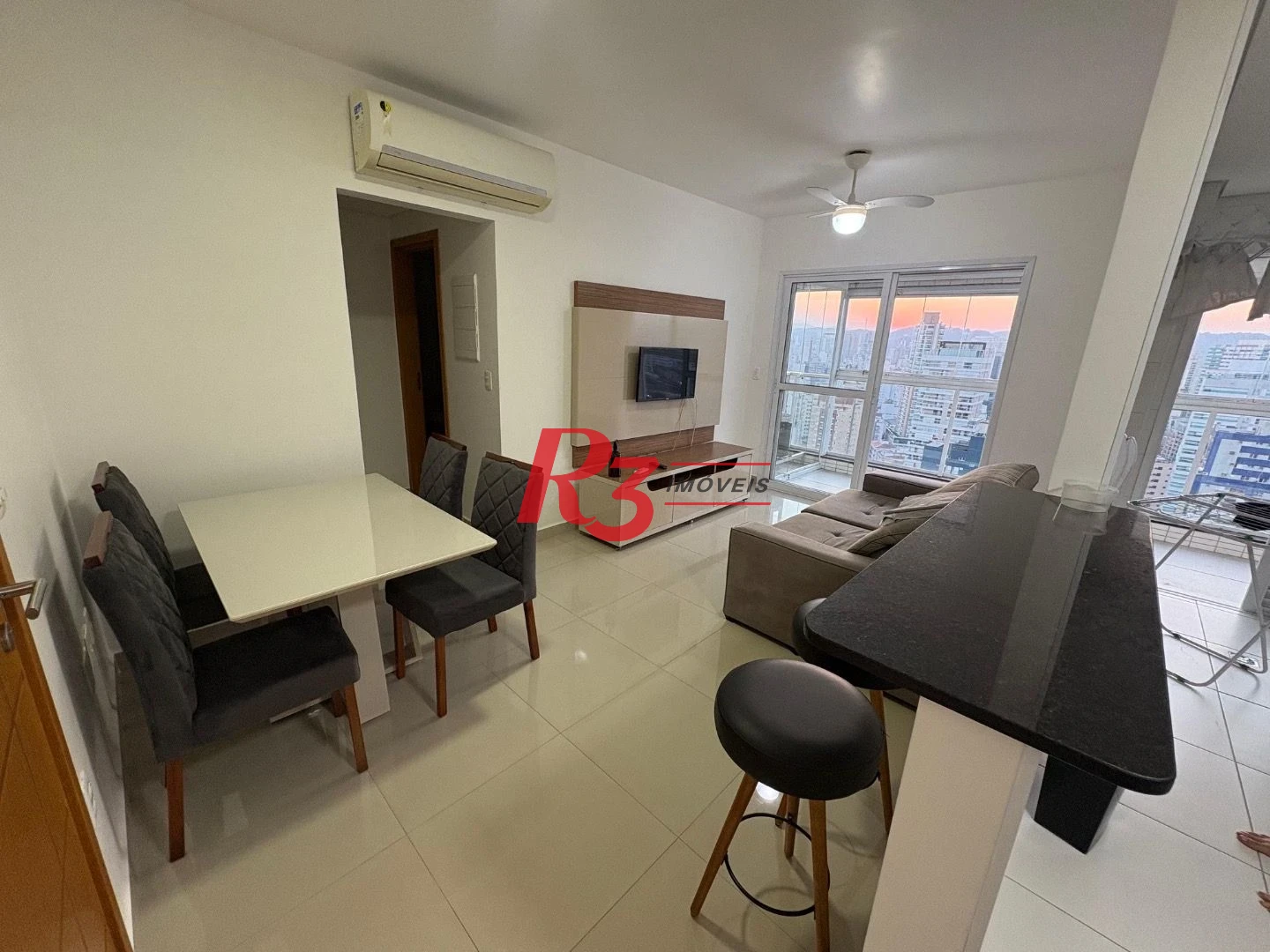 Apartamento com 1 dormitório para alugar, 54 m² por R$ 5.800,00/mês - Embaré - Santos/SP
