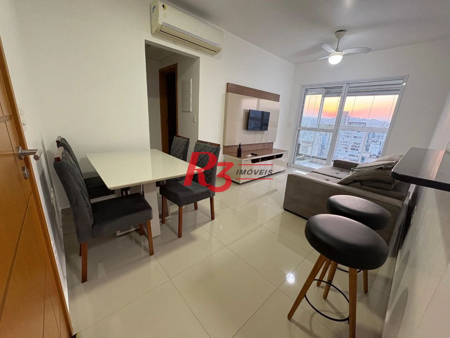 Apartamento com 1 dormitório para alugar, 54 m² por R$ 5.800,00/mês - Embaré - Santos/SP