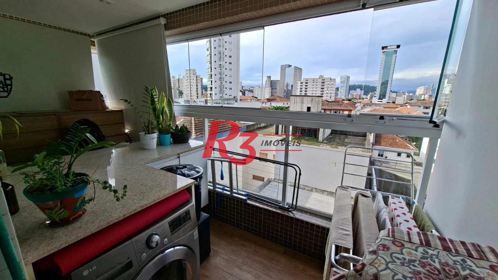 Apartamento com 2 dormitórios à venda, 77 m² por R$ 945.000,00 - Gonzaga - Santos/SP