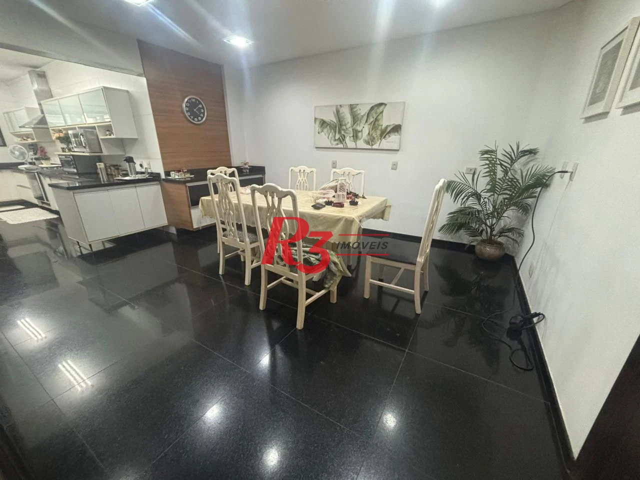 Apartamento a venda com 4 dormitórios sendo 3 suítes no coração do gonzaga / Santos SP