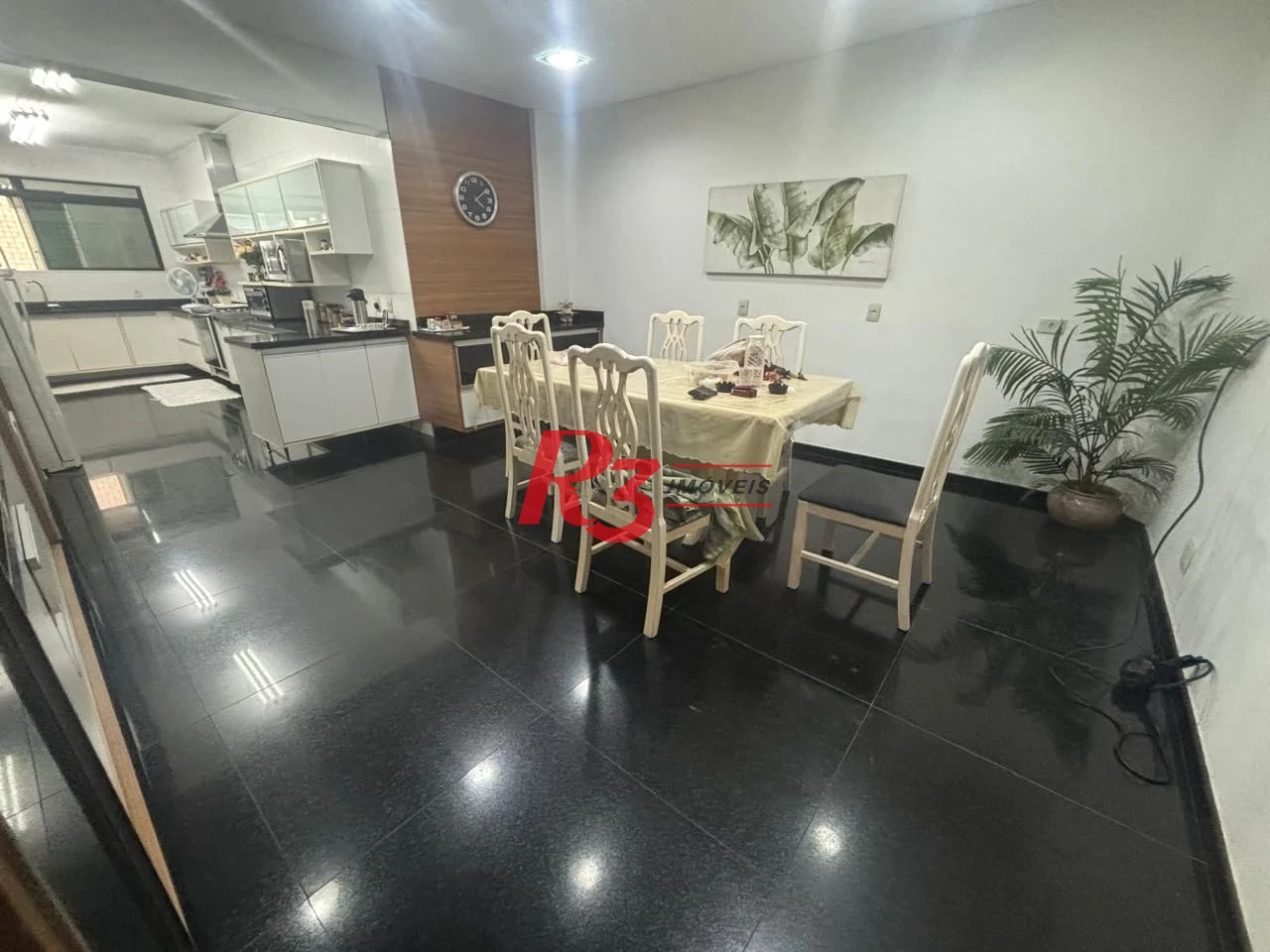 Apartamento a venda com 4 dormitórios sendo 3 suítes no coração do gonzaga / Santos SP