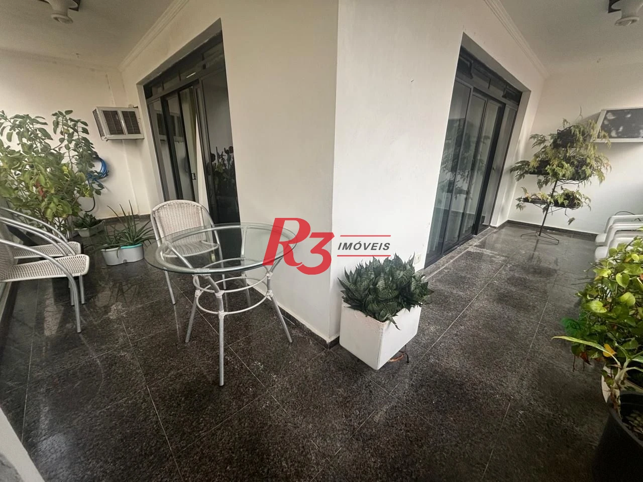 Apartamento a venda com 4 dormitórios sendo 3 suítes no coração do gonzaga / Santos SP