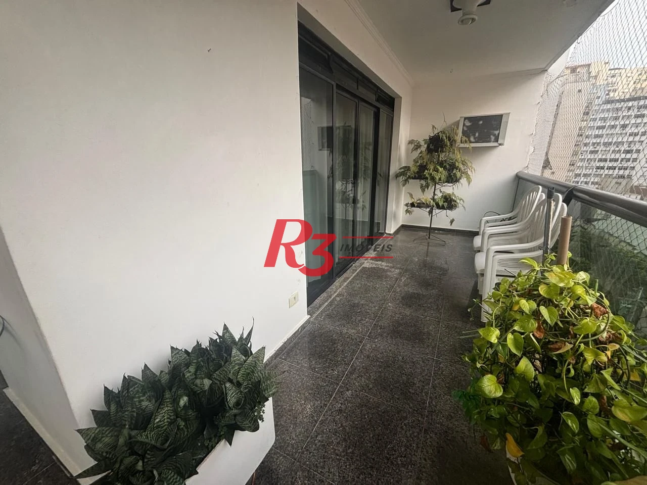 Apartamento a venda com 4 dormitórios sendo 3 suítes no coração do gonzaga / Santos SP