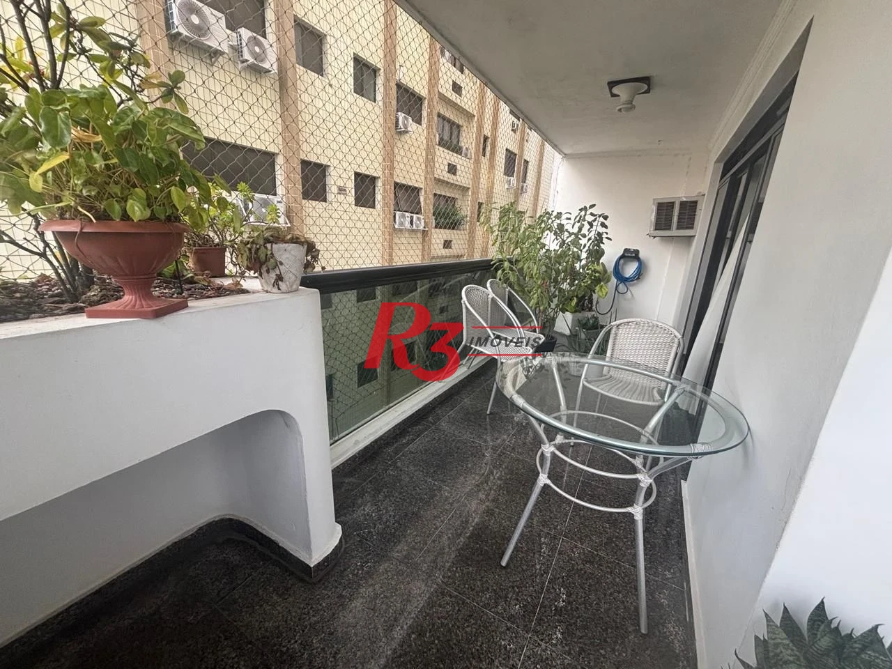 Apartamento a venda com 4 dormitórios sendo 3 suítes no coração do gonzaga / Santos SP