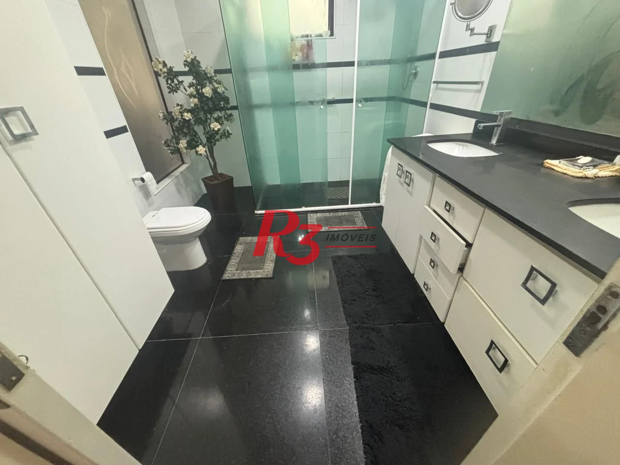 Apartamento a venda com 4 dormitórios sendo 3 suítes no coração do gonzaga / Santos SP