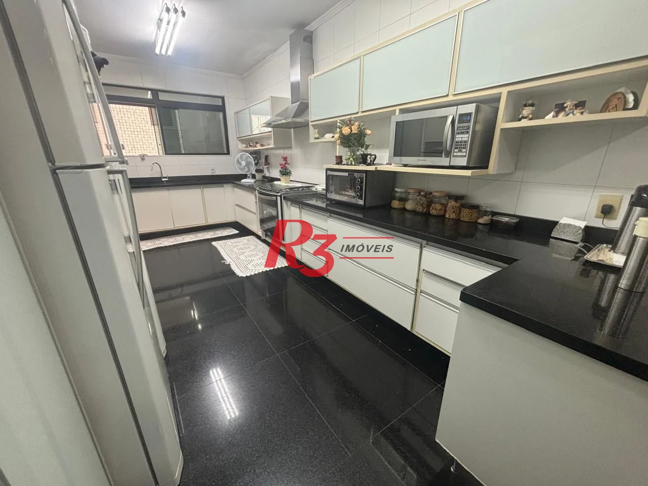 Apartamento a venda com 4 dormitórios sendo 3 suítes no coração do gonzaga / Santos SP
