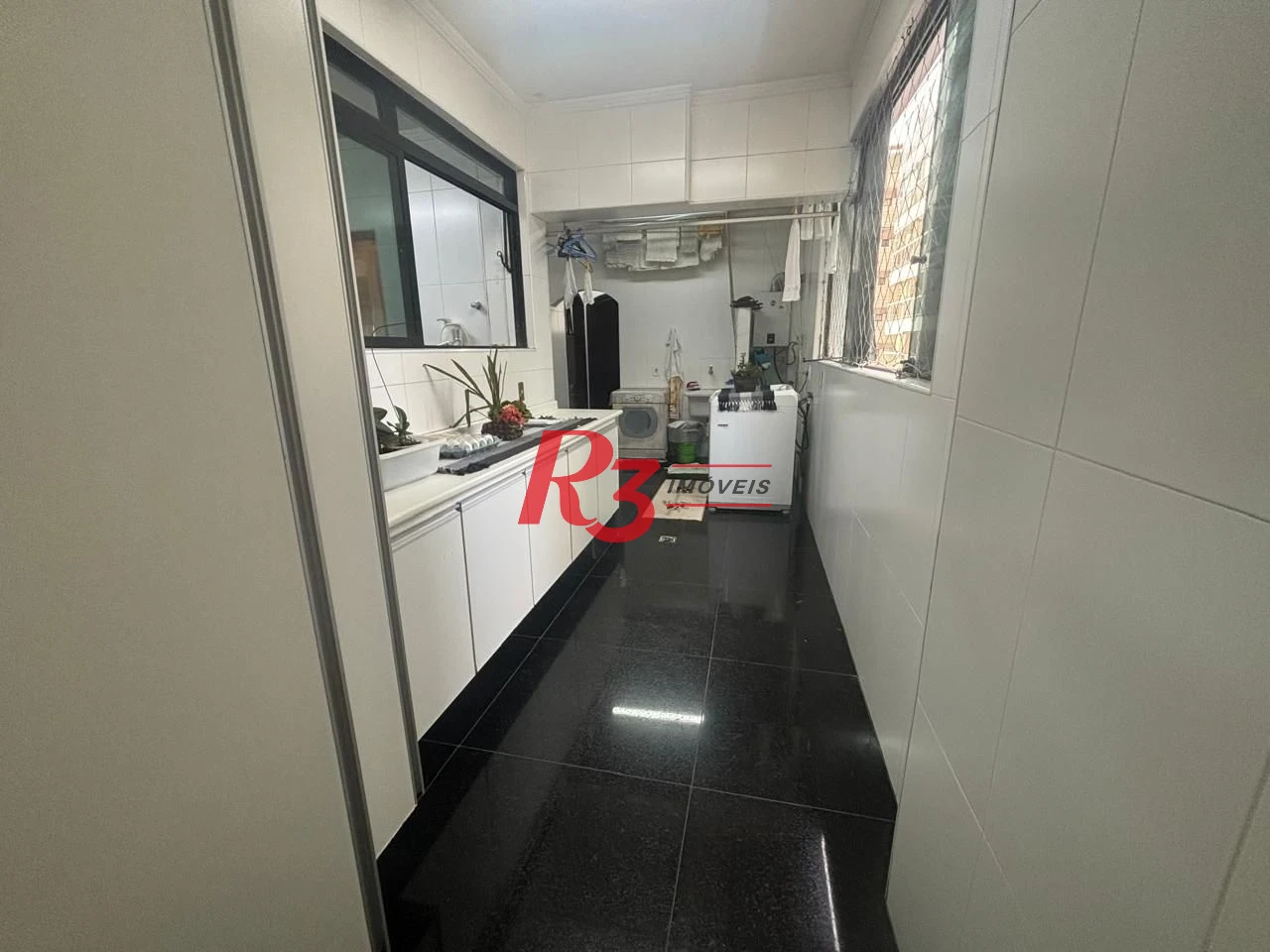 Apartamento a venda com 4 dormitórios sendo 3 suítes no coração do gonzaga / Santos SP