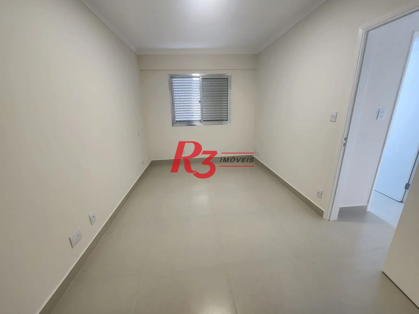 R3 vende!! Oportunidade à venda na Vila Mathias, 49 m², 1 quarto, 1 vaga, condição especial!!