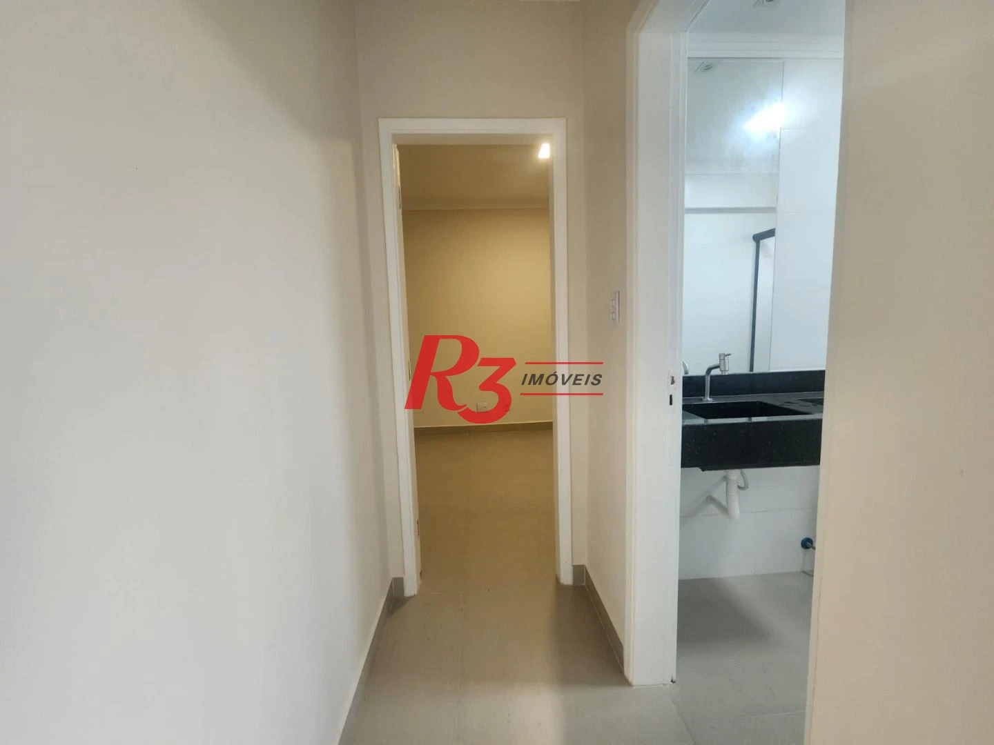 R3 vende!! Oportunidade à venda na Vila Mathias, 49 m², 1 quarto, 1 vaga, condição especial!!
