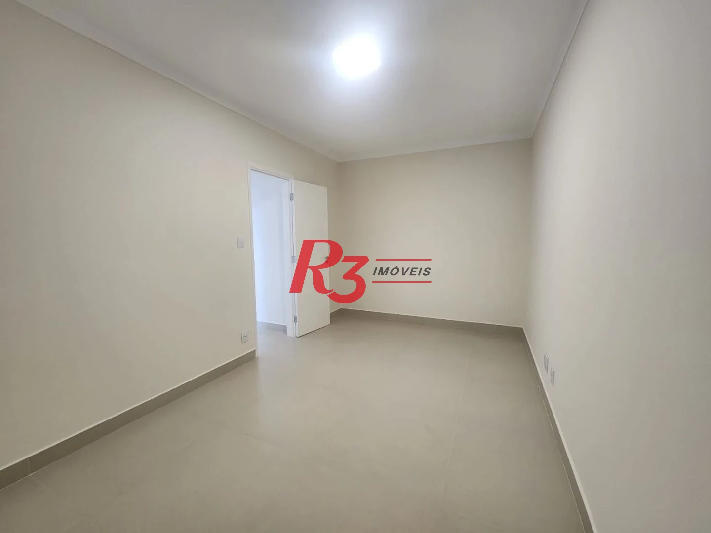 R3 vende!! Oportunidade à venda na Vila Mathias, 49 m², 1 quarto, 1 vaga, condição especial!!