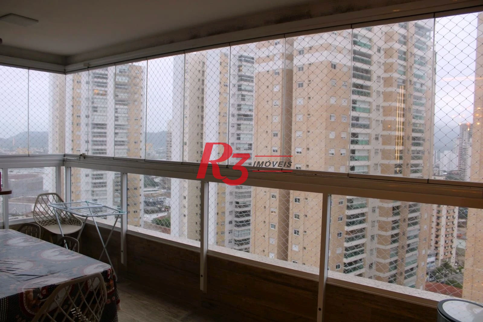 Apto para locação - 3 dormitórios sendo 1 suíte - 2 vagas de garagem - Ponta da Praia - Santos.
