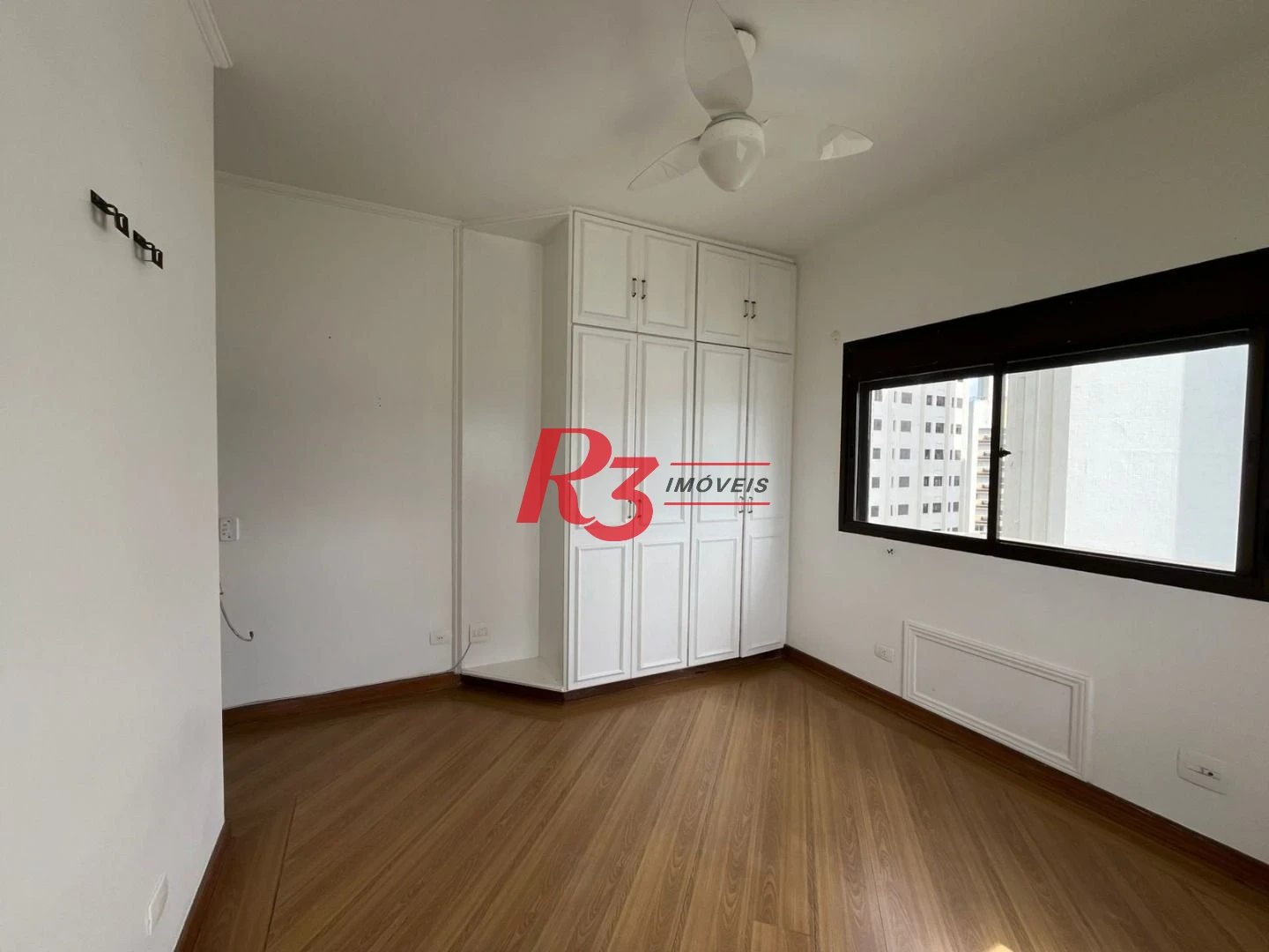 Apartamento com 4 dormitórios à venda, 187 m² por R$ 2.600.000,00 - Jardim Astúrias - Guarujá/SP