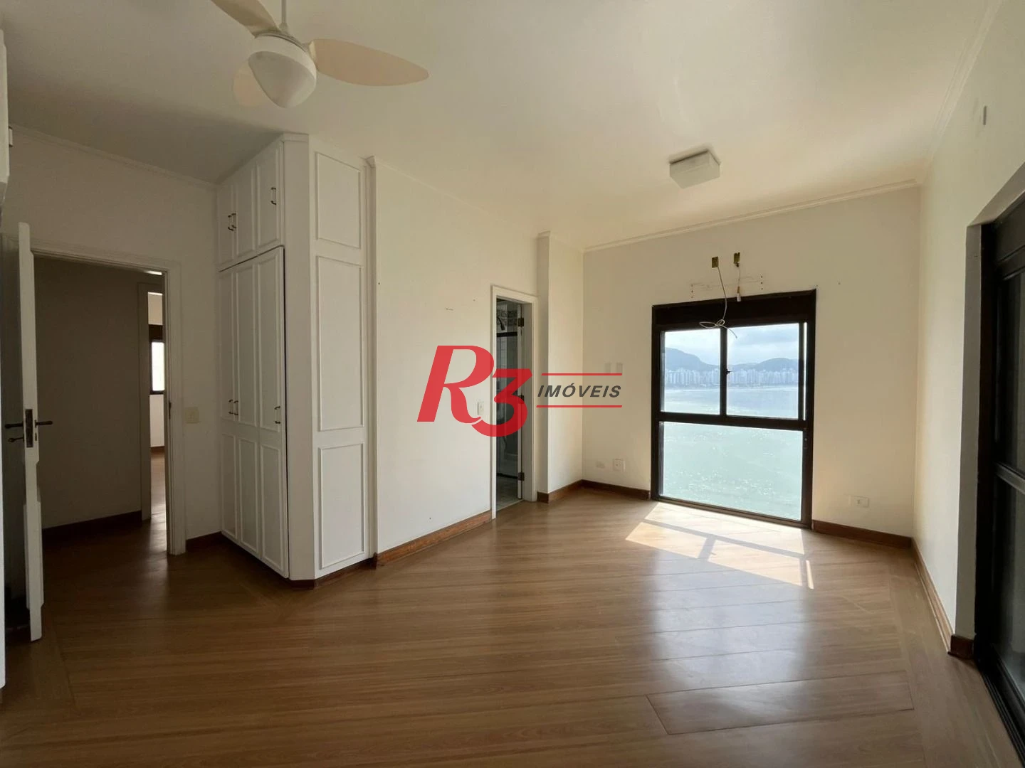 Apartamento com 4 dormitórios à venda, 187 m² por R$ 2.600.000,00 - Jardim Astúrias - Guarujá/SP