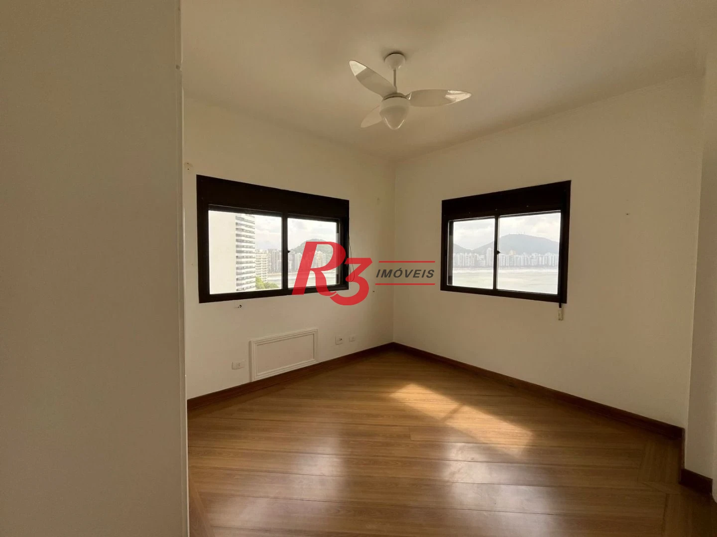 Apartamento com 4 dormitórios à venda, 187 m² por R$ 2.600.000,00 - Jardim Astúrias - Guarujá/SP