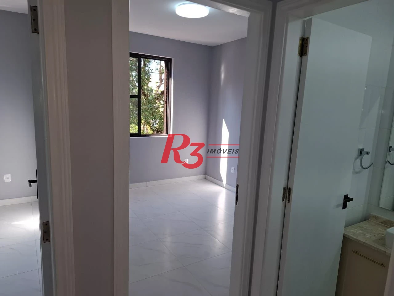 Apartamento com 2 dormitórios à venda, 61 m² por R$ 405.000,00 - Gonzaga - Santos/SP