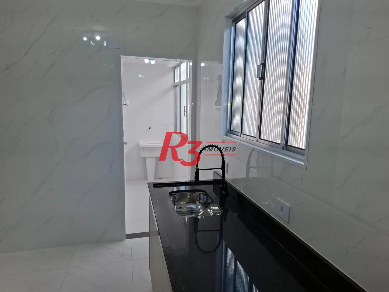 Apartamento com 2 dormitórios à venda, 61 m² por R$ 405.000,00 - Gonzaga - Santos/SP